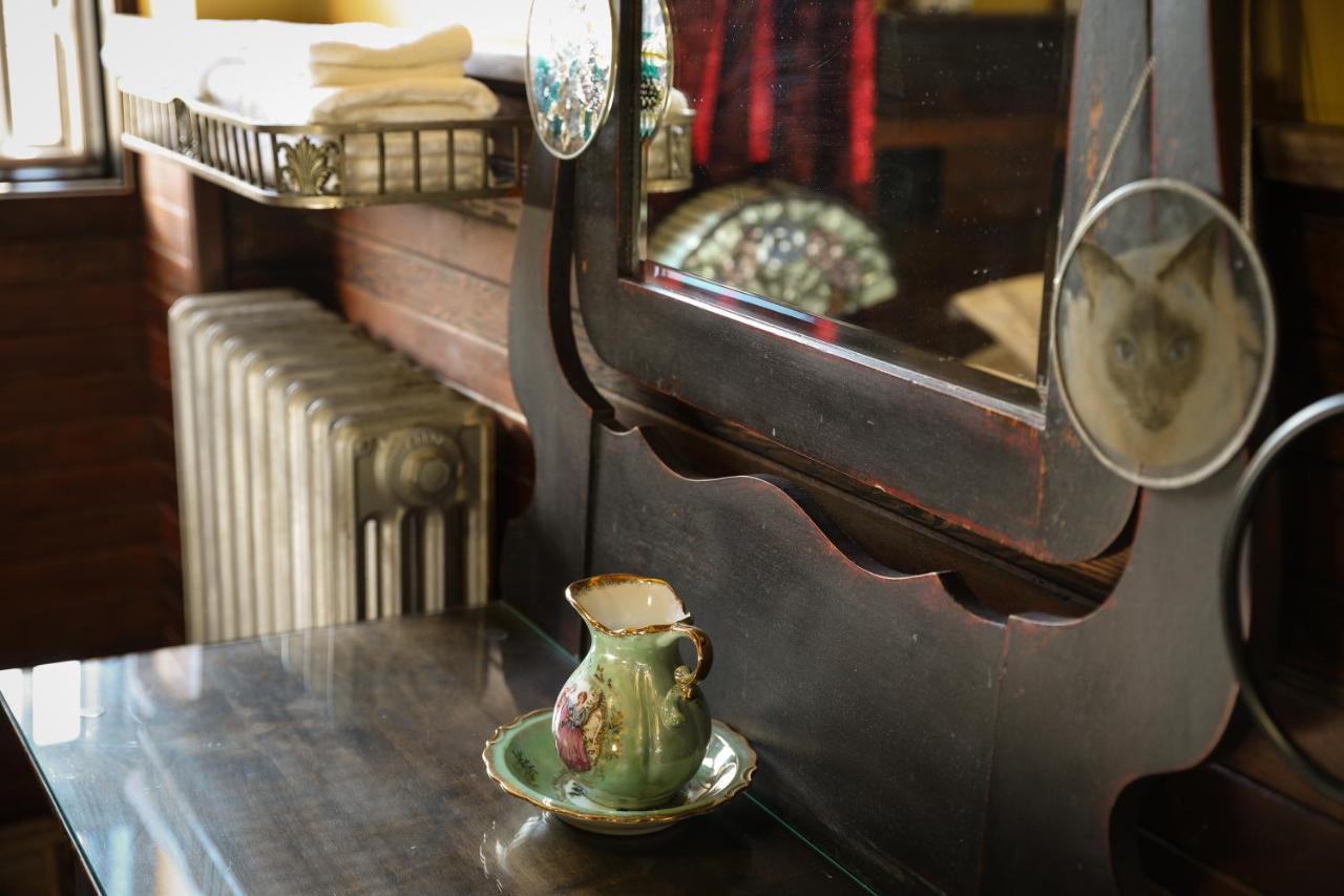 The Cochrane Rockyview Hotel エクステリア 写真