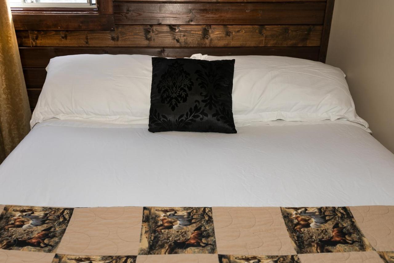 The Cochrane Rockyview Hotel エクステリア 写真