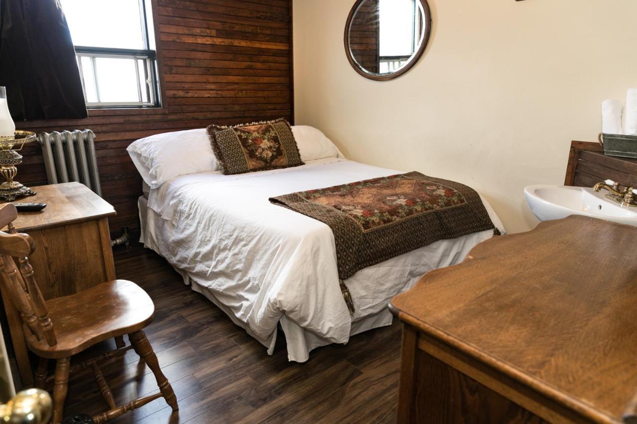 The Cochrane Rockyview Hotel エクステリア 写真
